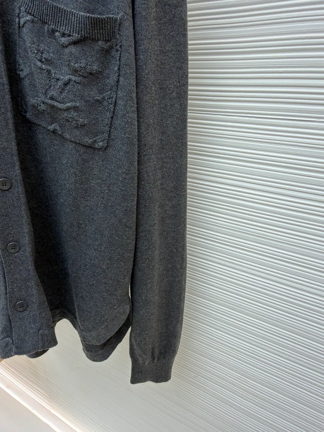 LOUIS VUITTON solid color LOGO intarsia long-sleeved sweater ●Original version: Purchased and developed in 19939 ●Item number: 1681417-A85 ●Fabric: combed cotton fabric ●Technology: knitted intarsia production ●Color: gray ●Version: fitted version ●Weight: about 365 grams ●Size: S-M-L-XL ●Description: This knitted shirt is made of combed cotton fabric, which is made of precision knitting technology to present a delicate texture, with both softness and stiffness. The shirt collar design is processed through a three-dimensional narrowing process, making the collar shape flat and close to the neck line. The single-row buttons are custom-made metal buttons that are harmonious with the color of the body. They are sewn in precise position for smooth opening and closing. The chest pocket and brand logo use intarsia knitting technology. The pattern texture is clear and integrated with the knitted fabric, making the brand highly recognizable. The cuffs are ribbed knitted to fit the wrist tightly and have excellent resilience. The overall tailoring is a form-fitting version, and the multi-piece knitted structure is spliced. The lines are smooth and neat when worn. It not only retains the luxurious texture of knitted items, but also demonstrates the brand's high-end craftsmanship through exquisite intarsia technology. It is a boutique item that combines business and casual styles. The overall wiring is straight and delicate, the fabric is comfortable and soft, and the color is consistent without color difference. It can be matched with the same style to create a fashionable look and control various occasions. Customized accessories, complete with three standards, same style for men and women!